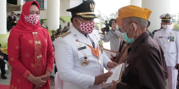 Walikota Tanjungnalai memberikan tali asih kepada para veteran pejuang.