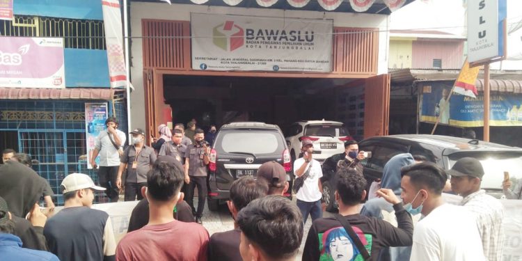 Saat Gabungan Aktivis Independen Bersatu beraksi di depan Kantor Bawaslu Kota Tanjungbalai.
foto/teks: ignatius siagian