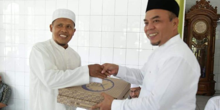 Bupati Labuhanbatu H Andi Suhaimi Dalimunthe ST MT (kanan) saat memberikan bantuan kepada pengurus mesjid.