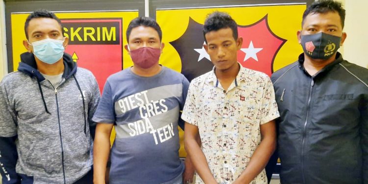 Tersangka Andika Simajuntak alias Rudi berikut barang buktinya saat diamankan di Polres Tanjungbalai.