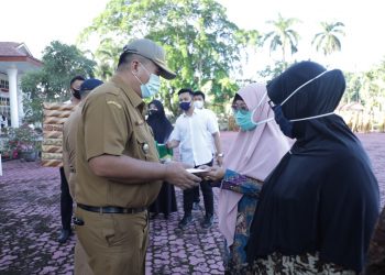 Pimpin Apel Gabungan, Sekda Asahan Serahkan Bantuan dan Berpamitan kepada ASN