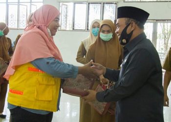 Bupati Labuhanbatu H Andi Suhaimi Dalimunthe ST MT saat memberikan bingkisan.