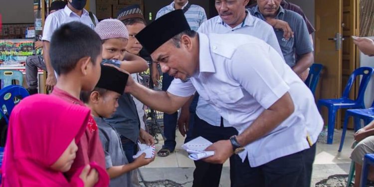 Bupati Labuhanbatu, H Andi Suhaimi Dalimunthe ST MT saat memberikan santunan kepada anak yatim.