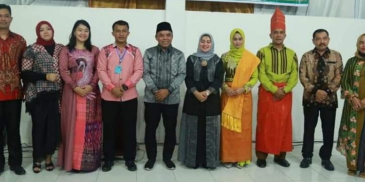 Bupati Labuhanbatu H Andi Suhaimi Dalimunthe ST MT (tengah).