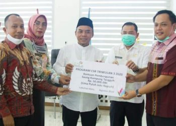 Bupati Labuhanbatu H Andi Suhaimi Dalimunthe ST MT (tengah).