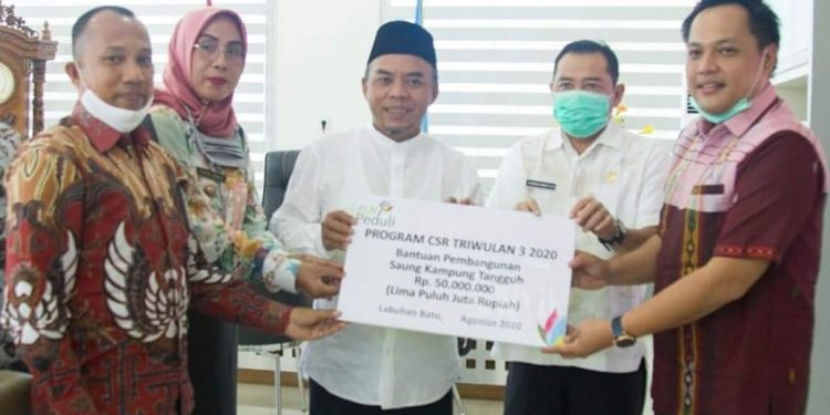 Bupati Labuhanbatu H Andi Suhaimi Dalimunthe ST MT (tengah).