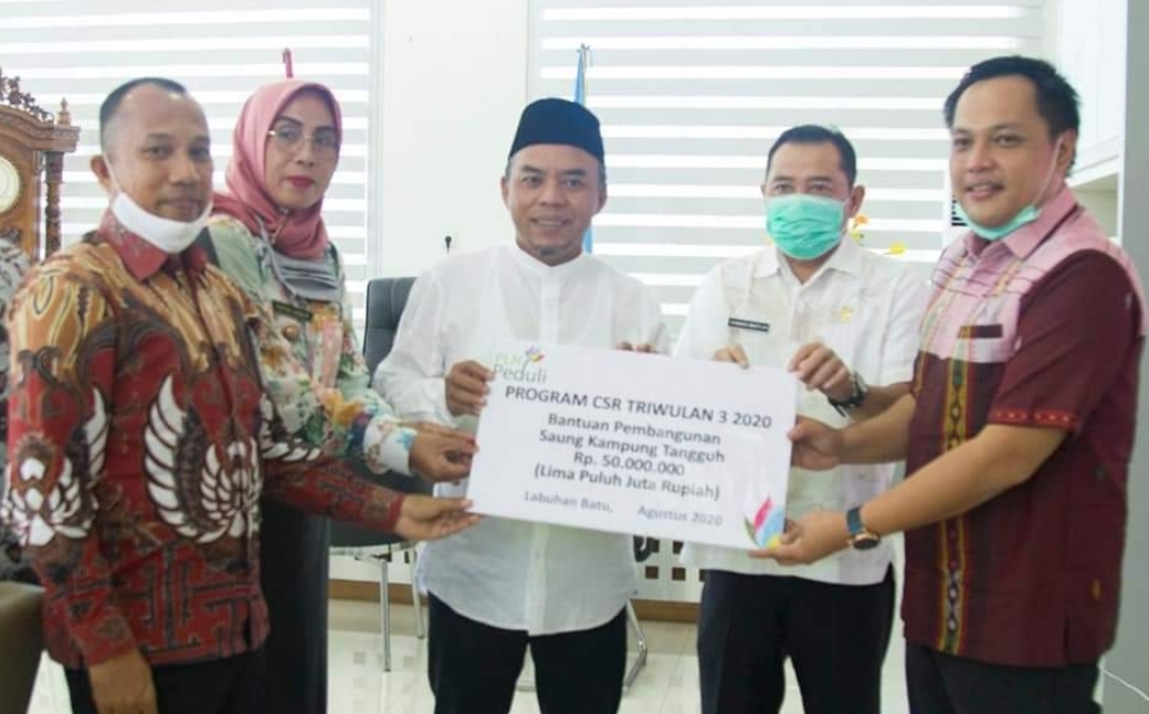 Bupati Labuhanbatu H Andi Suhaimi Dalimunthe ST MT (tengah).