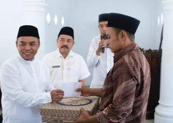 Bupati Labuhanbatu H Andi Suhaimi Dalimunthe ST MT (kiri).
