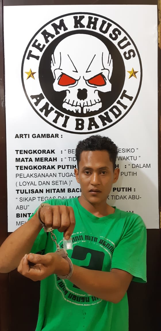 Salahseorang tersangka narkoba yang diringkus polisi.
