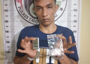 (Ignatius Siagian/taslabnews) Tersangka Muhammad Salim Harahap alias Alim berikut barang buktinya saat diamankan di Polres Tanjungbalai.