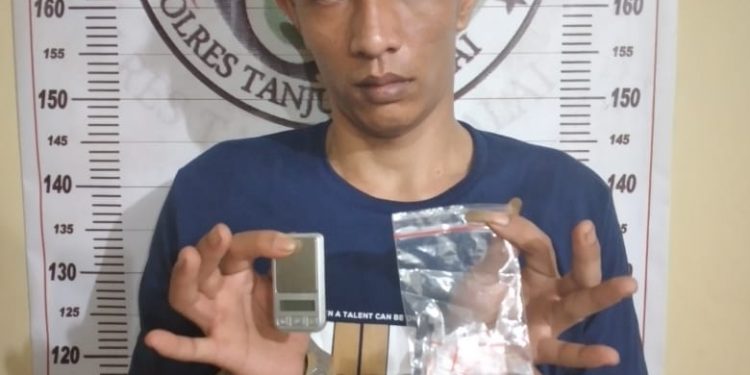 (Ignatius Siagian/taslabnews) Tersangka Muhammad Salim Harahap alias Alim berikut barang buktinya saat diamankan di Polres Tanjungbalai.