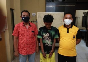 (Ignatius Siagian/taslabnews) Tersangka Rizky Hamdani Tanjung alias Kiki berikut dengan barang buktinya saat diamankan di Polres Tanjungbalai.