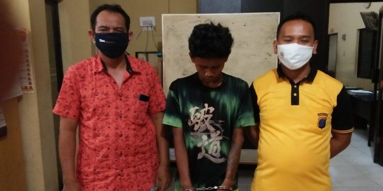 (Ignatius Siagian/taslabnews) Tersangka Rizky Hamdani Tanjung alias Kiki berikut dengan barang buktinya saat diamankan di Polres Tanjungbalai.