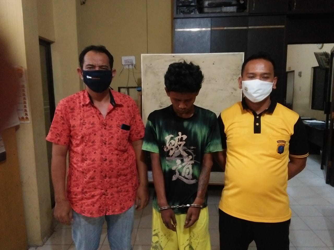 (Ignatius Siagian/taslabnews) Tersangka Rizky Hamdani Tanjung alias Kiki berikut dengan barang buktinya saat diamankan di Polres Tanjungbalai.