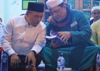 Bupati Labuhanbatu H Andi Suhaimi Dalimunthe ST MT (kiri) saat duduk disamping Ustadz Yahya.
