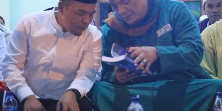 Bupati Labuhanbatu H Andi Suhaimi Dalimunthe ST MT (kiri) saat duduk disamping Ustadz Yahya.