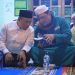Bupati Labuhanbatu H Andi Suhaimi Dalimunthe ST MT (kiri) saat duduk disamping Ustadz Yahya.