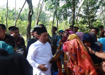 Bupati Labuhanbatu H Andi Suhaimi Dalimunthe ST MT saat bertemu warga.