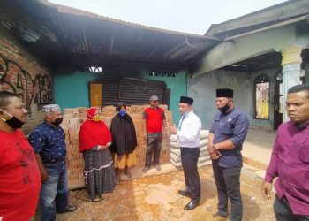 Bupati Labuhanbatu H Andi Suhaimi Dalimunthe ST MT saat memberikan bantuan kepada korban kebakaran