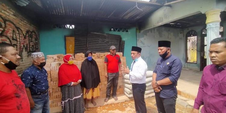 Bupati Labuhanbatu H Andi Suhaimi Dalimunthe ST MT saat memberikan bantuan kepada korban kebakaran