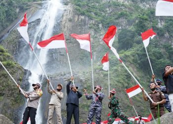 Bupati Asahan Bersama Forkopimda Kibarkan 75 Bendera Merah Putih di Air Terjun Siponot