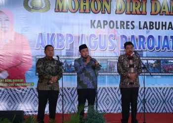 Bupati Labuhanbatu H Andi Suhaimi Dalimunthe ST MT (tengah).