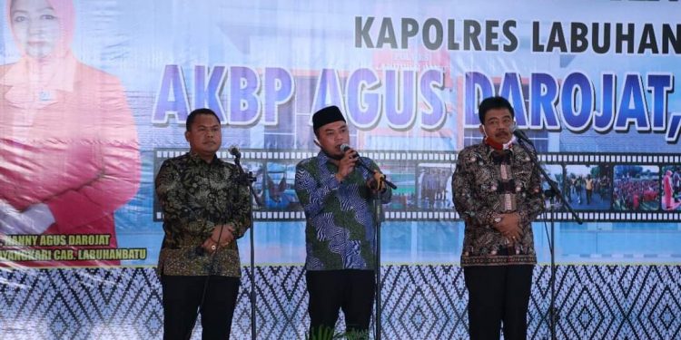 Bupati Labuhanbatu H Andi Suhaimi Dalimunthe ST MT (tengah).