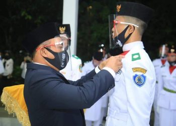 Bupati Labuhanbatu H Andi Suhaimi Dalimunthe ST MT (kiri).