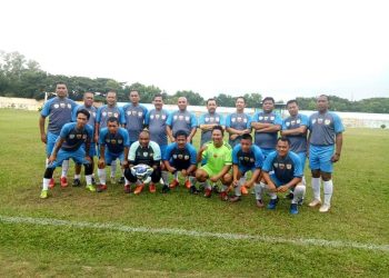 Bupati Labuhanbatu H Andi Suhaimi Dalimunthe saat berfoto bersama tim sepak bola.