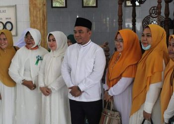 Bupati Labuhanbatu H Andi Suhaimi Dalimunthe ST MT (tengah).