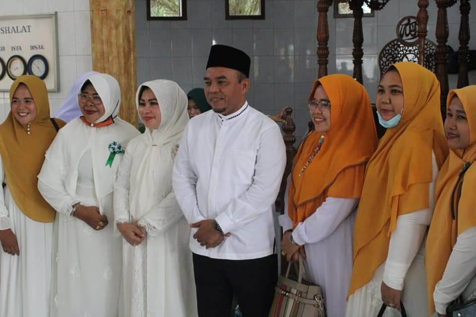 Bupati Labuhanbatu H Andi Suhaimi Dalimunthe ST MT (tengah).