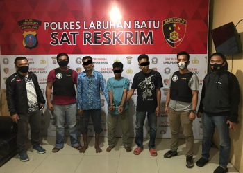 Ketiga tersangka saat diamankan di Polres Labuhanbatu.
