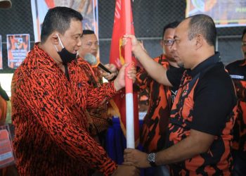 Bupati Labuhanbatu Serahkan Bendera Petaka kepada Ketua Terpilih PP Panai Hulu