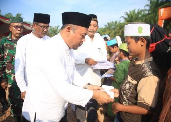 Bupati Labuhanbatu saat memberikan santunan kepada anak yatim