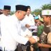 Bupati Labuhanbatu saat memberikan santunan kepada anak yatim