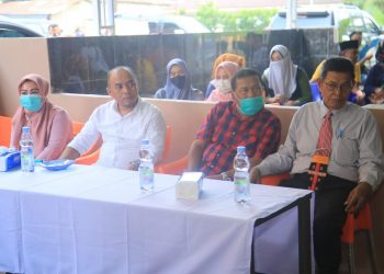 Bupati Labuhanbatu H Andi Suhaimi (dua dari kiri).