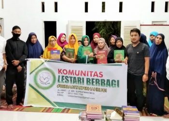 Berbagi Tak Pernah Rugi, Komunitas Lestari Berbagi Serahkan 24 Kitab Al Quran ke Rumah Quran Firdaus