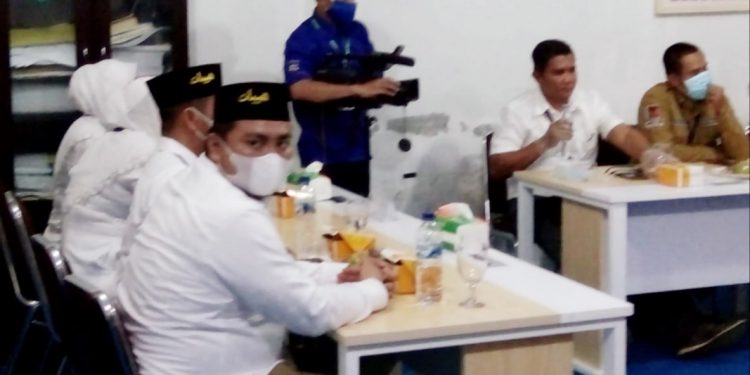 Bapaslon Hendri Yanto Sitorus SE-Samsul Tanjung ST mendaftar ke KPU.
foto/teks: richard siallagan