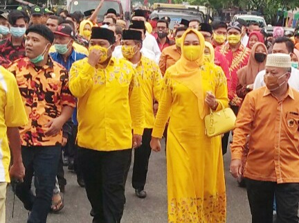 Paslon H M Syahrial dan H Waris Tholib mendaftar ke KPU Kota Tanjungbalai.
foto/teks: ignatius siagian