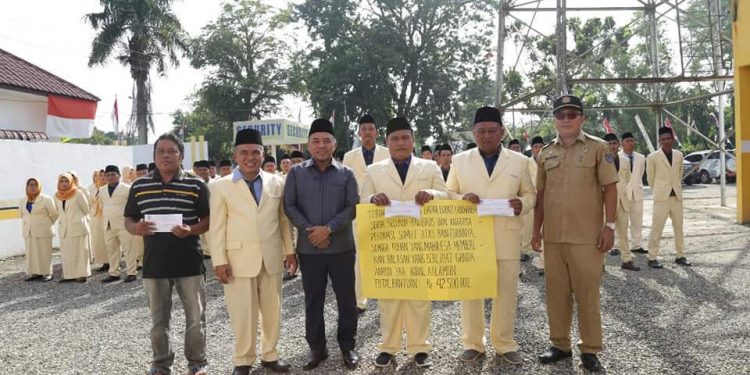 Bupati Labuhanbatu, H Andi Suhaimi berfoto bersama usai memberikan bantuan.