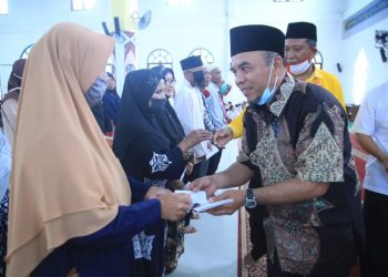 Bupati Labuhanbatu Salurkan Zakat dan Infaq Kepada Mustahik