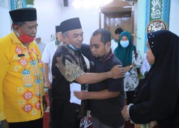 Bupati Labuhanbatu H Andi Suhaimi Dalimunthe saat melepas Kafilah.
