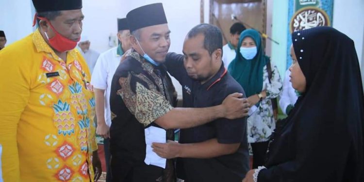 Bupati Labuhanbatu H Andi Suhaimi Dalimunthe saat melepas Kafilah.