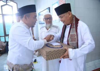 Bupati Labuhanbatu H Andi Suhaimi Dalimunthe saat memberikan bantuan kepada BKM mesjid Ar Ridho.