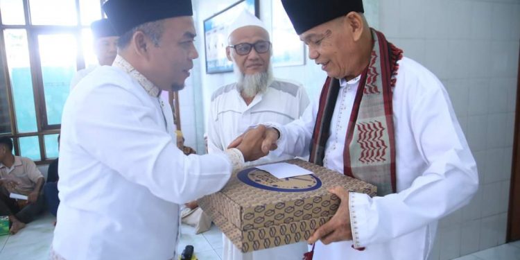 Bupati Labuhanbatu H Andi Suhaimi Dalimunthe saat memberikan bantuan kepada BKM mesjid Ar Ridho.