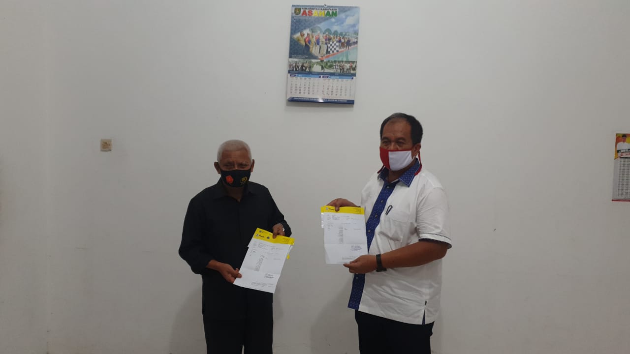 Surya-Taufik ZA menunjukkan hasil swab mandiri.