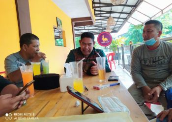 Salahseorang pengusaha M Soleh Hrp (tengah) saat bersama sejumlah wartawan Labuhanbatu.