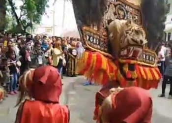 Reog Ponorogo Iringi Pasangan ERA Mendaftar ke KPU Labuhanbatu
