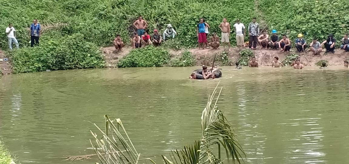 Pencarian terhadap dua murid SD yang tenggelam di kolam di lokasi perkebunan sawit.