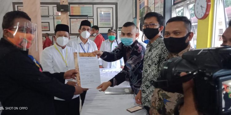 Penyerahan bukti tanda terima pendaftaran Paslon Ismail-Afrizal dari Ketua KPUD Tanjungbalai disaksikan oleh Team Pemenangan dan Anggota Komisioner KPUD lainnya.
foto/teks: ramadhan batubara